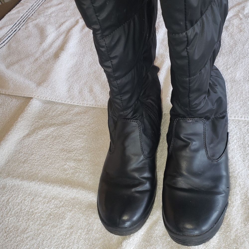 Womens Totes snow boots size 9